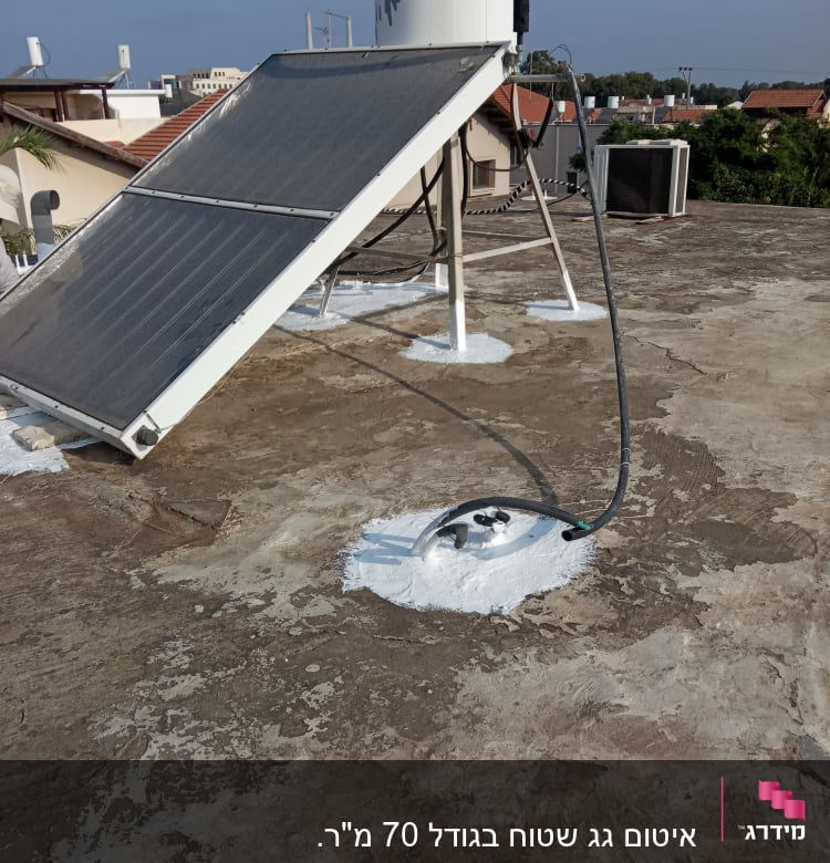 איטום גג עם חומר לבן סביב צינורות